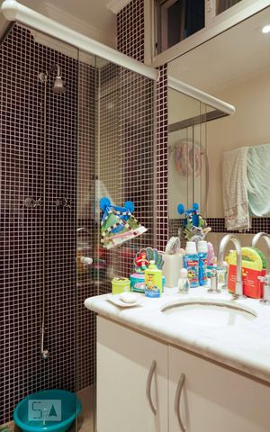 Apartamento à venda com 240m², 4 quartos e 2 vagas Apartamento à venda com 240m², 4 quartos e 2 vagasBanheiro da Suíte 2
