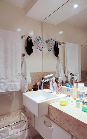 Apartamento à venda com 240m², 4 quartos e 2 vagas Apartamento à venda com 240m², 4 quartos e 2 vagasBanheiro da Suíte 1