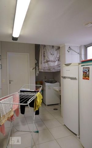 Apartamento à venda com 240m², 4 quartos e 2 vagas Apartamento à venda com 240m², 4 quartos e 2 vagasÁrea de Serviço