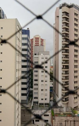 Apartamento à venda com 240m², 4 quartos e 2 vagas Apartamento à venda com 240m², 4 quartos e 2 vagasVista da Suíte 2