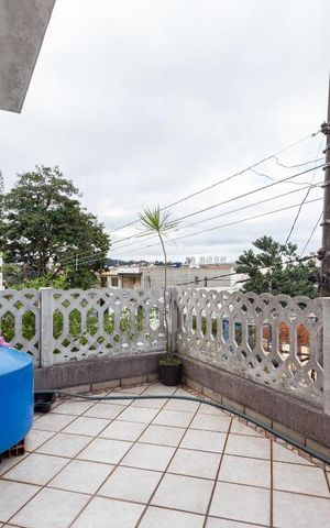 Casa à venda com 246m², 4 quartos e 2 vagas Casa à venda com 246m², 4 quartos e 2 vagasSacada do Quarto de Serviço