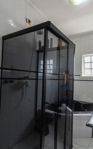 Casa à venda com 246m², 4 quartos e 2 vagas Casa à venda com 246m², 4 quartos e 2 vagasBanheiro da Suíte