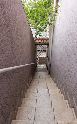 Casa à venda com 246m², 4 quartos e 2 vagas Casa à venda com 246m², 4 quartos e 2 vagasEscada