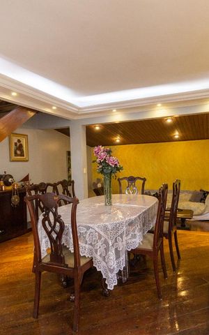 Casa à venda com 246m², 4 quartos e 2 vagas Casa à venda com 246m², 4 quartos e 2 vagasSala