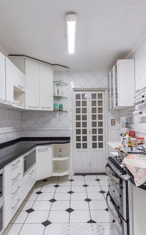Casa à venda com 246m², 4 quartos e 2 vagas Casa à venda com 246m², 4 quartos e 2 vagasCozinha
