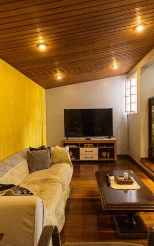 Casa à venda com 246m², 4 quartos e 2 vagas Casa à venda com 246m², 4 quartos e 2 vagasSala