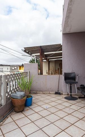 Casa à venda com 246m², 4 quartos e 2 vagas Casa à venda com 246m², 4 quartos e 2 vagasSacada do Quarto de Serviço