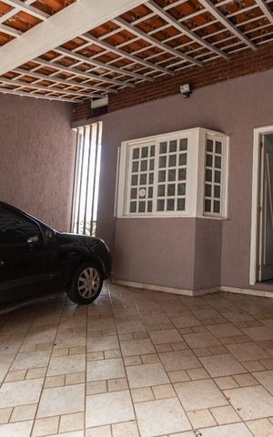 Casa à venda com 246m², 4 quartos e 2 vagas Casa à venda com 246m², 4 quartos e 2 vagasGaragem