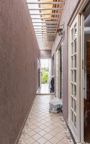 Casa à venda com 246m², 4 quartos e 2 vagas Casa à venda com 246m², 4 quartos e 2 vagasCorredor Externo