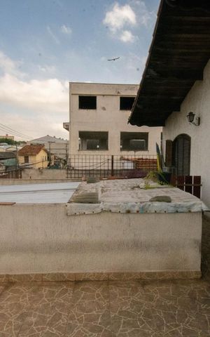 Casa à venda com 330m², 4 quartos e 8 vagas Casa à venda com 330m², 4 quartos e 8 vagasvaranda