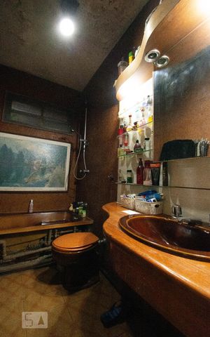 Casa à venda com 330m², 4 quartos e 8 vagas Casa à venda com 330m², 4 quartos e 8 vagasBanheiro da Suíte 1