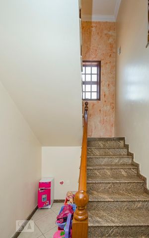 Casa para alugar com 300m², 4 quartos e 3 vagasEscada