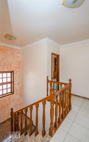 Casa para alugar com 300m², 4 quartos e 3 vagasEscada