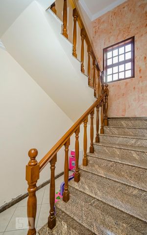 Casa para alugar com 300m², 4 quartos e 3 vagasEscada