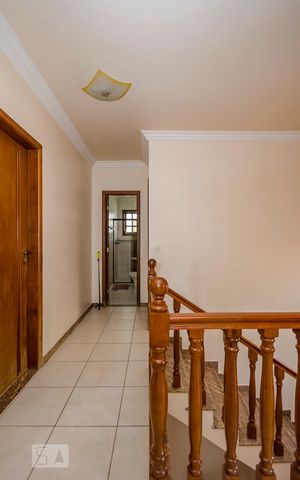 Casa para alugar com 300m², 4 quartos e 3 vagasEscada