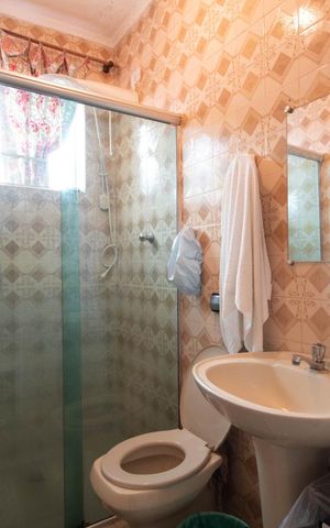 Casa à venda com 180m², 3 quartos e 2 vagas Casa à venda com 180m², 3 quartos e 2 vagasBanheiro