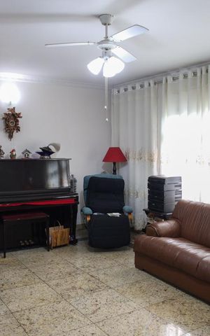 Casa à venda com 247m², 4 quartos e 2 vagas Casa à venda com 247m², 4 quartos e 2 vagasSala