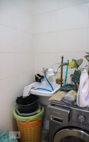 Casa à venda com 247m², 4 quartos e 2 vagas Casa à venda com 247m², 4 quartos e 2 vagasLavanderia