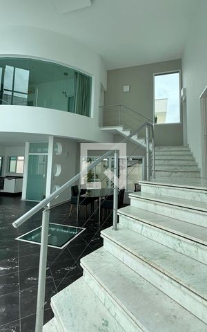Casa de condomínio para alugar com 400m², 3 quartos e 4 vagasEscada