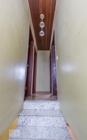 Casa à venda com 115m², 3 quartos e 2 vagasEscadas