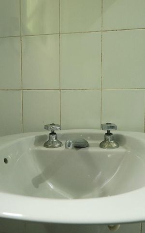 Casa à venda com 177m², 3 quartos e 2 vagasBanheiro da Suíte 2 - Torneira