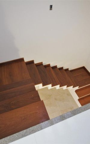 Casa para alugar com 185m², 3 quartos e 2 vagasEscadas