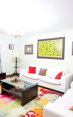 Casa à venda com 170m², 3 quartos e 2 vagas Casa à venda com 170m², 3 quartos e 2 vagasSala