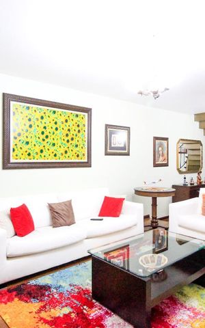 Casa à venda com 170m², 3 quartos e 2 vagas Casa à venda com 170m², 3 quartos e 2 vagasSala