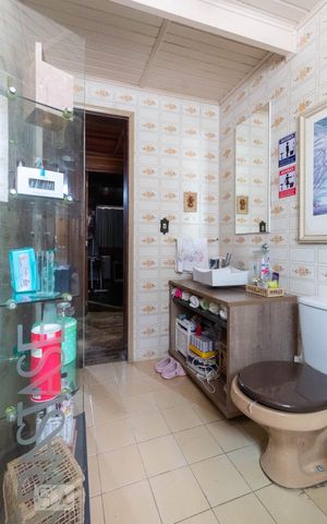 Casa à venda com 300m², 5 quartos e 2 vagas Casa à venda com 300m², 5 quartos e 2 vagasBanheiro 1