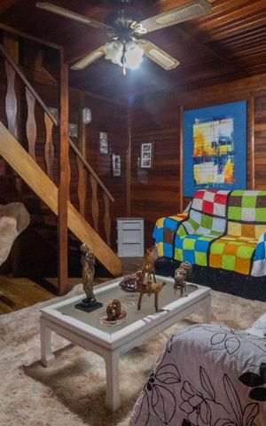 Casa à venda com 300m², 5 quartos e 2 vagas Casa à venda com 300m², 5 quartos e 2 vagasSala de Estar