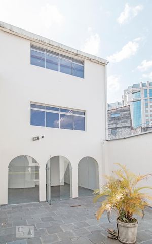Casa à venda com 342m², 3 quartos e 2 vagas Casa à venda com 342m², 3 quartos e 2 vagasPátio Interno com Anexo de 3 Salões