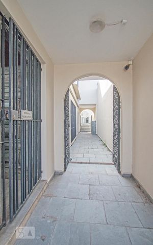 Casa à venda com 342m², 3 quartos e 2 vagas Casa à venda com 342m², 3 quartos e 2 vagasCorredor Lateral