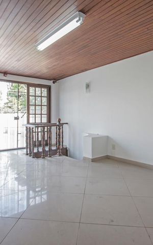 Casa à venda com 342m², 3 quartos e 2 vagas Casa à venda com 342m², 3 quartos e 2 vagasSala