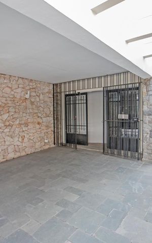 Casa à venda com 342m², 3 quartos e 2 vagas Casa à venda com 342m², 3 quartos e 2 vagasGaragem e acesso ao Corredor Lateral