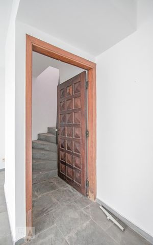 Casa à venda com 342m², 3 quartos e 2 vagas Casa à venda com 342m², 3 quartos e 2 vagasEscada para o Salão 2