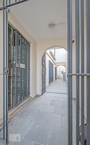 Casa à venda com 342m², 3 quartos e 2 vagas Casa à venda com 342m², 3 quartos e 2 vagasCorredor Lateral