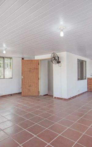 Casa à venda com 342m², 3 quartos e 2 vagas Casa à venda com 342m², 3 quartos e 2 vagasSalão 3