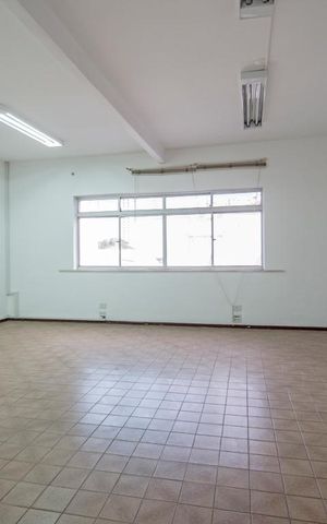Casa à venda com 342m², 3 quartos e 2 vagas Casa à venda com 342m², 3 quartos e 2 vagasSalão 2