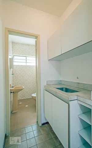 Casa à venda com 342m², 3 quartos e 2 vagas Casa à venda com 342m², 3 quartos e 2 vagasCozinha e Banheiro do Salão 2