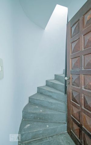 Casa à venda com 342m², 3 quartos e 2 vagas Casa à venda com 342m², 3 quartos e 2 vagasEscada para o Salão 2