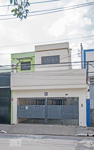 Casa à venda com 342m², 3 quartos e 2 vagas Casa à venda com 342m², 3 quartos e 2 vagasFachada