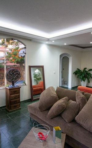 Casa à venda com 367m², 3 quartos e 5 vagas Casa à venda com 367m², 3 quartos e 5 vagasSala