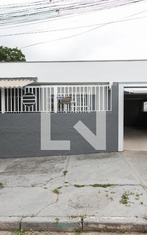 Casa à venda com 131m², 2 quartos e 2 vagas Casa à venda com 131m², 2 quartos e 2 vagasFachada