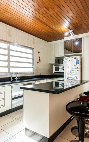 Casa à venda com 500m², 5 quartos e 3 vagas Casa à venda com 500m², 5 quartos e 3 vagasCozinha