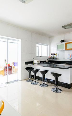 Casa à venda com 336m², 5 quartos e 3 vagasCozinha