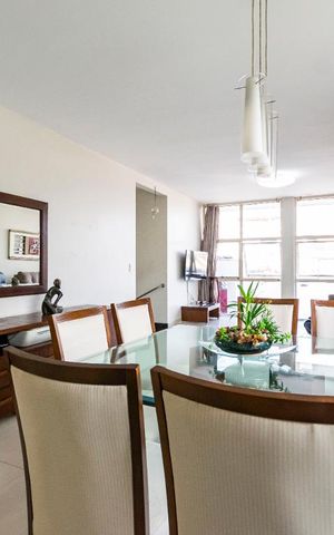 Casa à venda com 336m², 5 quartos e 3 vagasSala