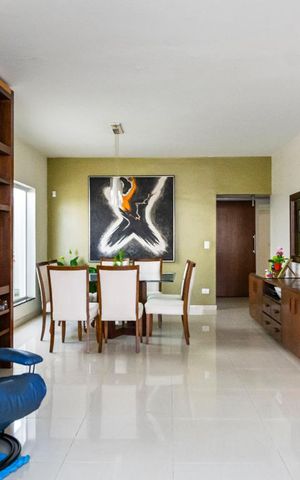 Casa à venda com 336m², 5 quartos e 3 vagasSala