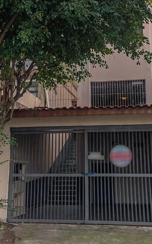 Casa à venda com 178m², 3 quartos e 2 vagas Casa à venda com 178m², 3 quartos e 2 vagasFachada