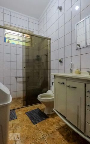 Casa à venda com 170m², 3 quartos e 2 vagasBanheiro