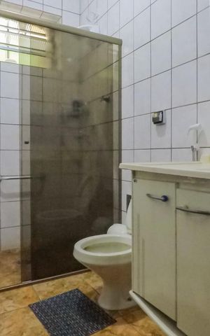Casa à venda com 170m², 3 quartos e 2 vagasBanheiro
